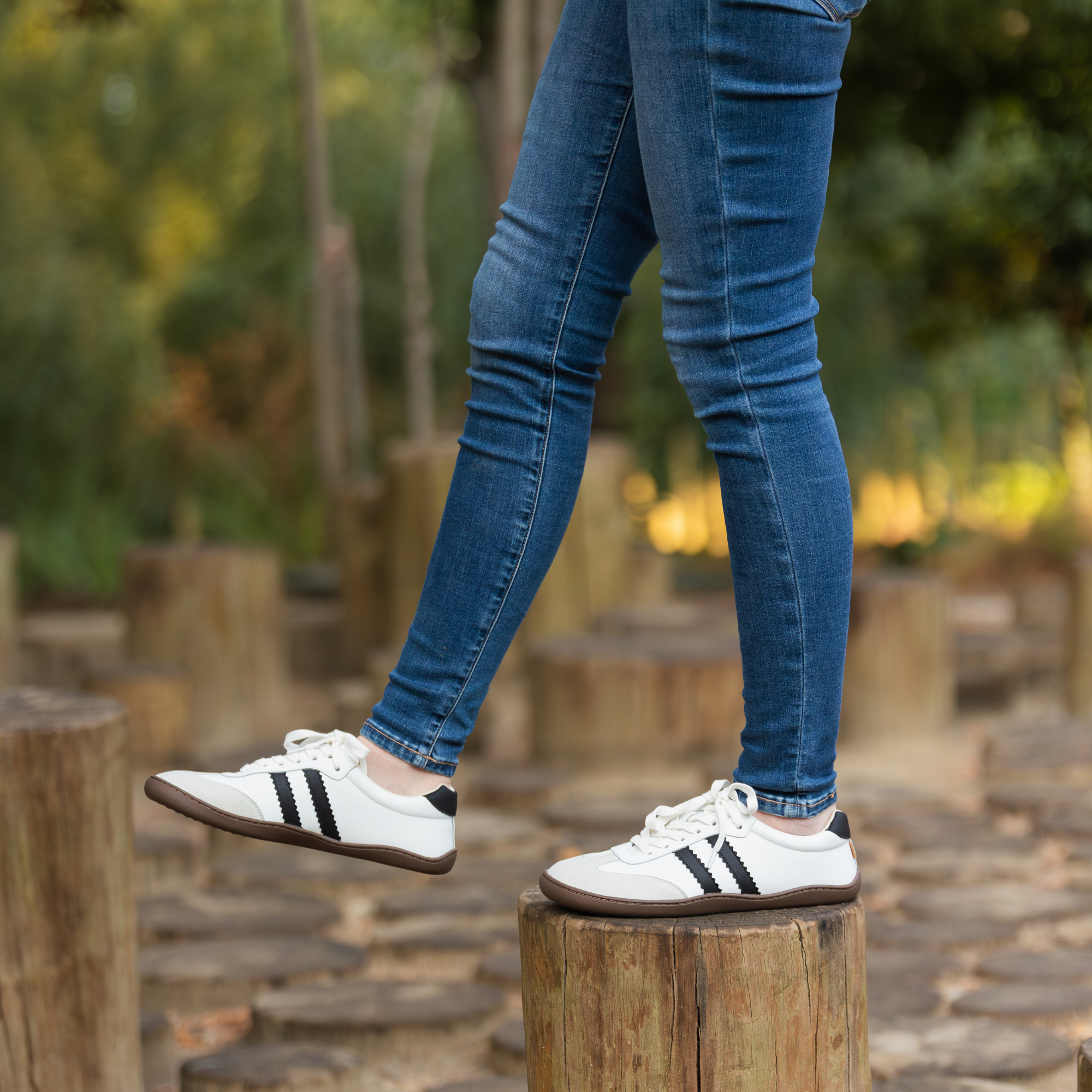 Zapatilla barefoot ergonomica blanco modelo Terra para adultos vista frontal en uso