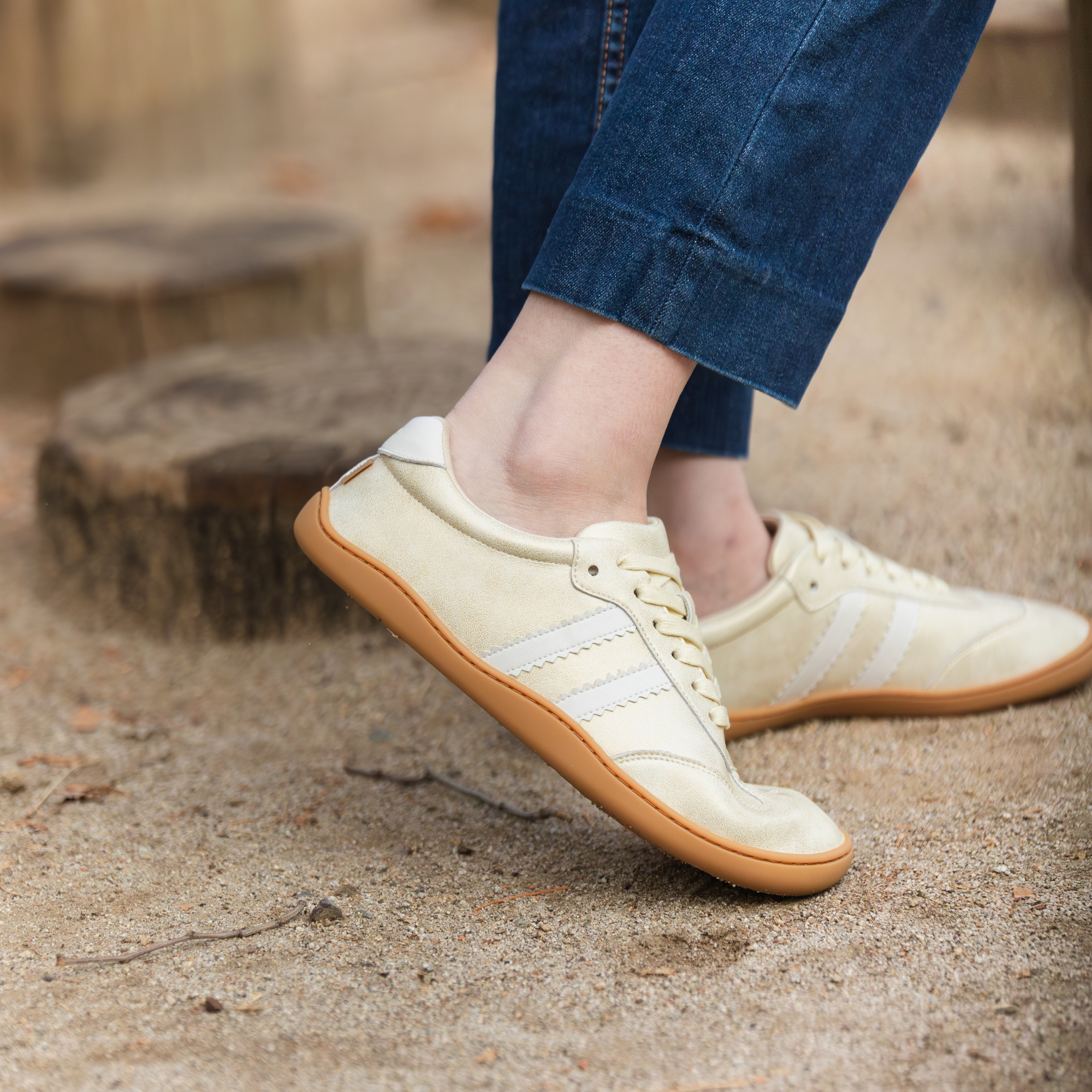 Zapatilla barefoot ergonomica gold modelo Terra para adultos vista lateral en uso