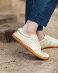 Zapatilla barefoot ergonomica gold modelo Terra para adultos vista lateral en uso