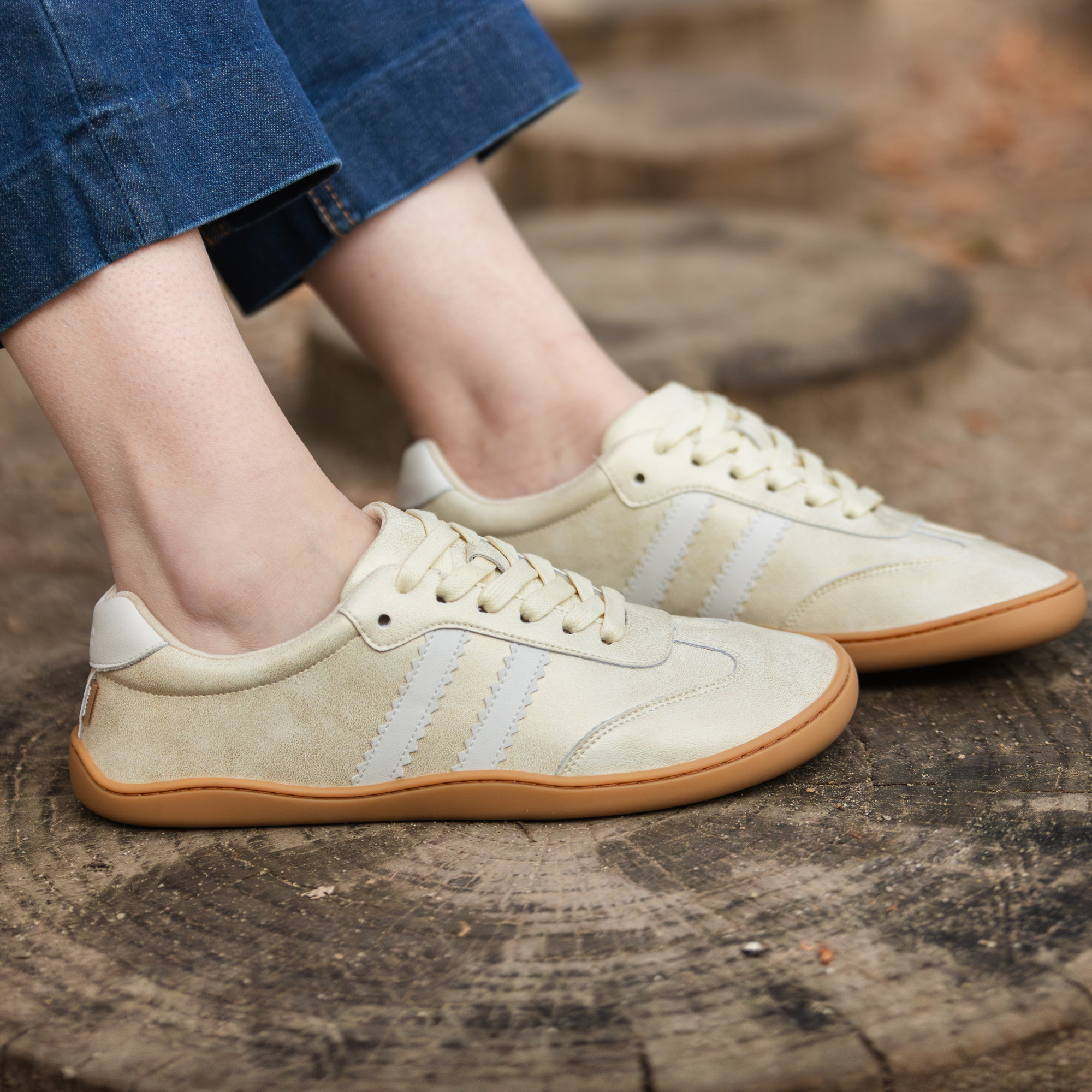 Zapatilla barefoot ergonomica gold modelo Terra para adultos vista lateral en uso