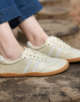 Zapatilla barefoot ergonomica gold modelo Terra para adultos vista lateral en uso