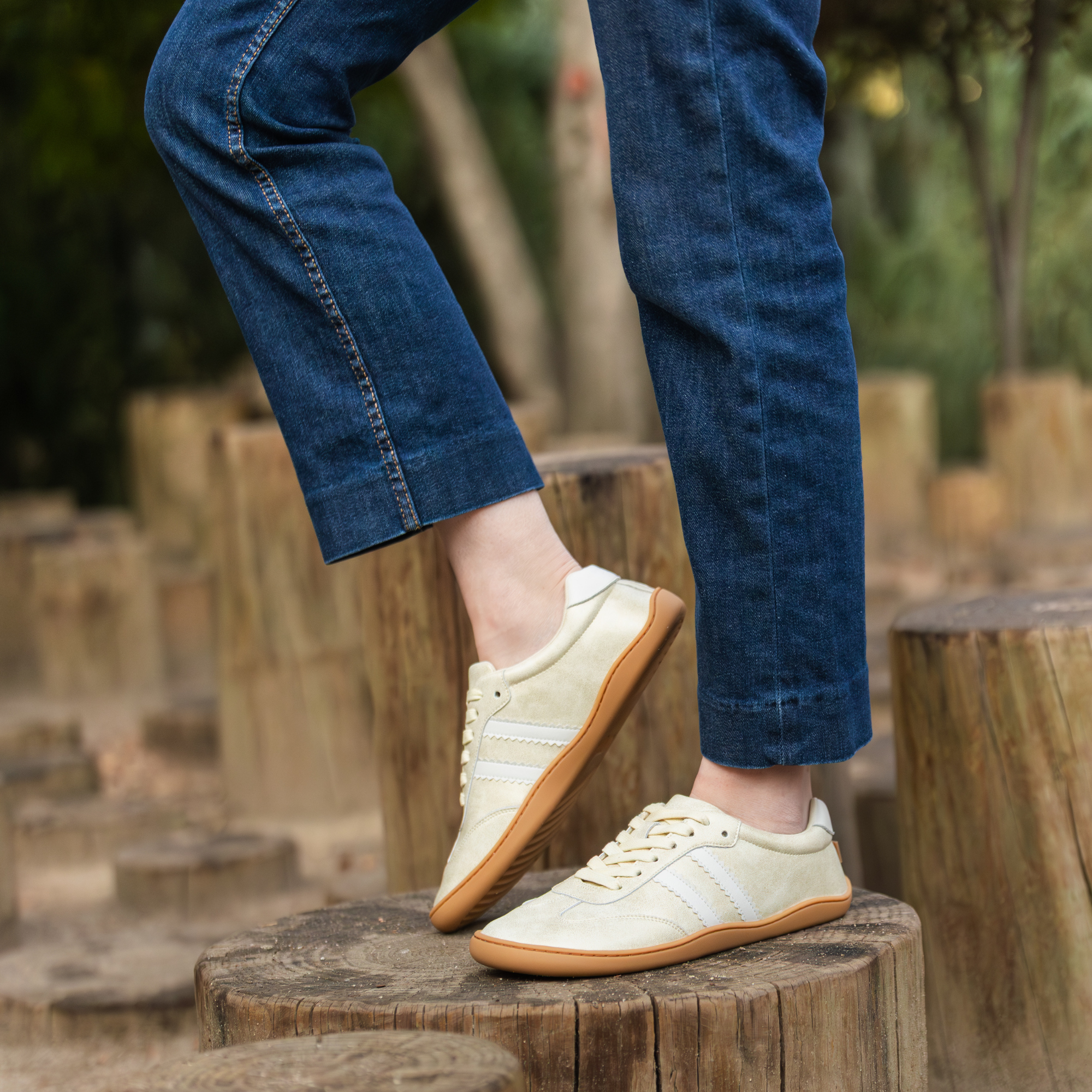 Zapatilla barefoot ergonomica gold modelo Terra para adultos vista lateral caminando
