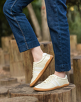 Zapatilla barefoot ergonomica gold modelo Terra para adultos vista lateral caminando