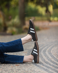 Zapatilla barefoot ergonomica negro modelo Terra para adultos vista suela en uso