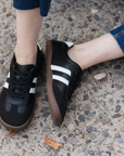 Zapatilla barefoot ergonomica negro modelo Terra para adultos vista superior en uso