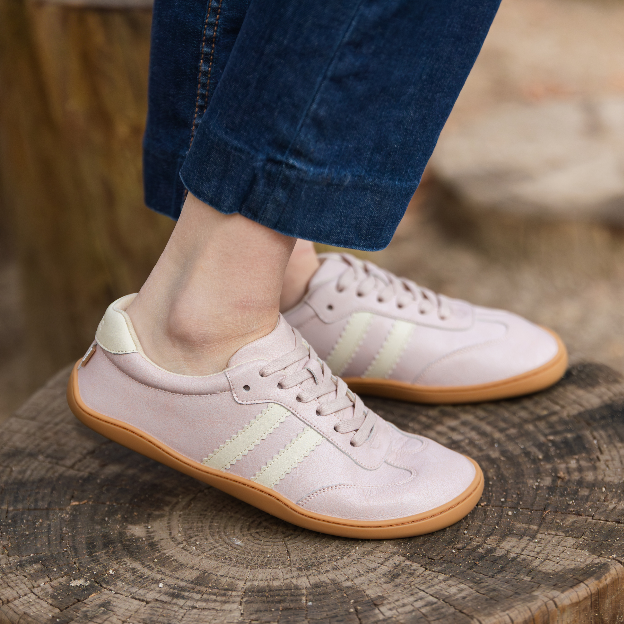 Zapatilla barefoot ergonomica rosa modelo Terra para adultos vista lateral en uso