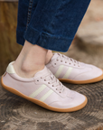 Zapatilla barefoot ergonomica rosa modelo Terra para adultos vista lateral en uso