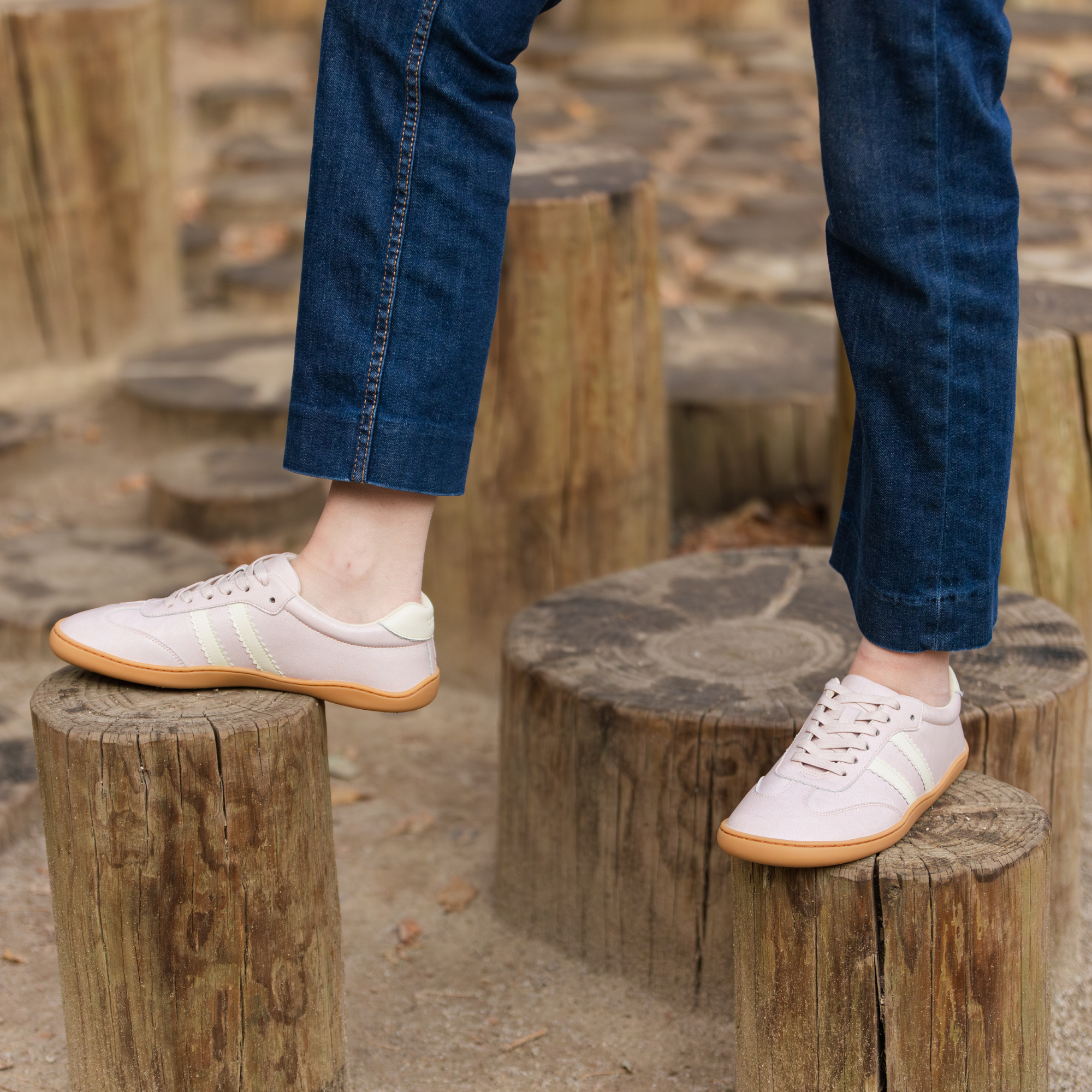 Zapatilla barefoot ergonomica rosa modelo Terra para adultos vista frontal en uso