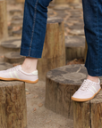 Zapatilla barefoot ergonomica rosa modelo Terra para adultos vista frontal en uso