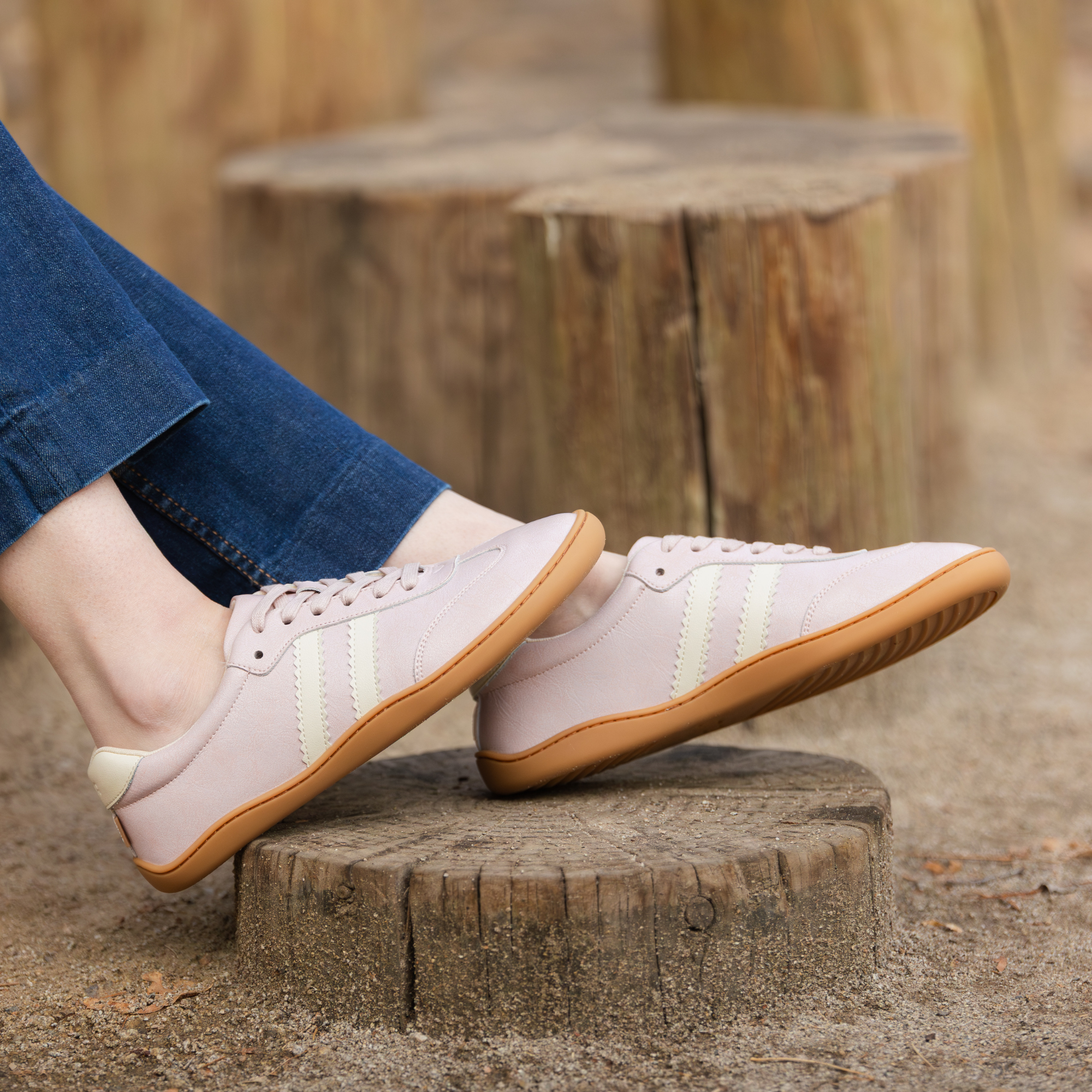 Zapatilla barefoot ergonomica rosa modelo Terra para adultos vista lateral caminando