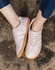 Zapatilla barefoot ergonomica rosa modelo Terra para adultos vista superior ambos pies