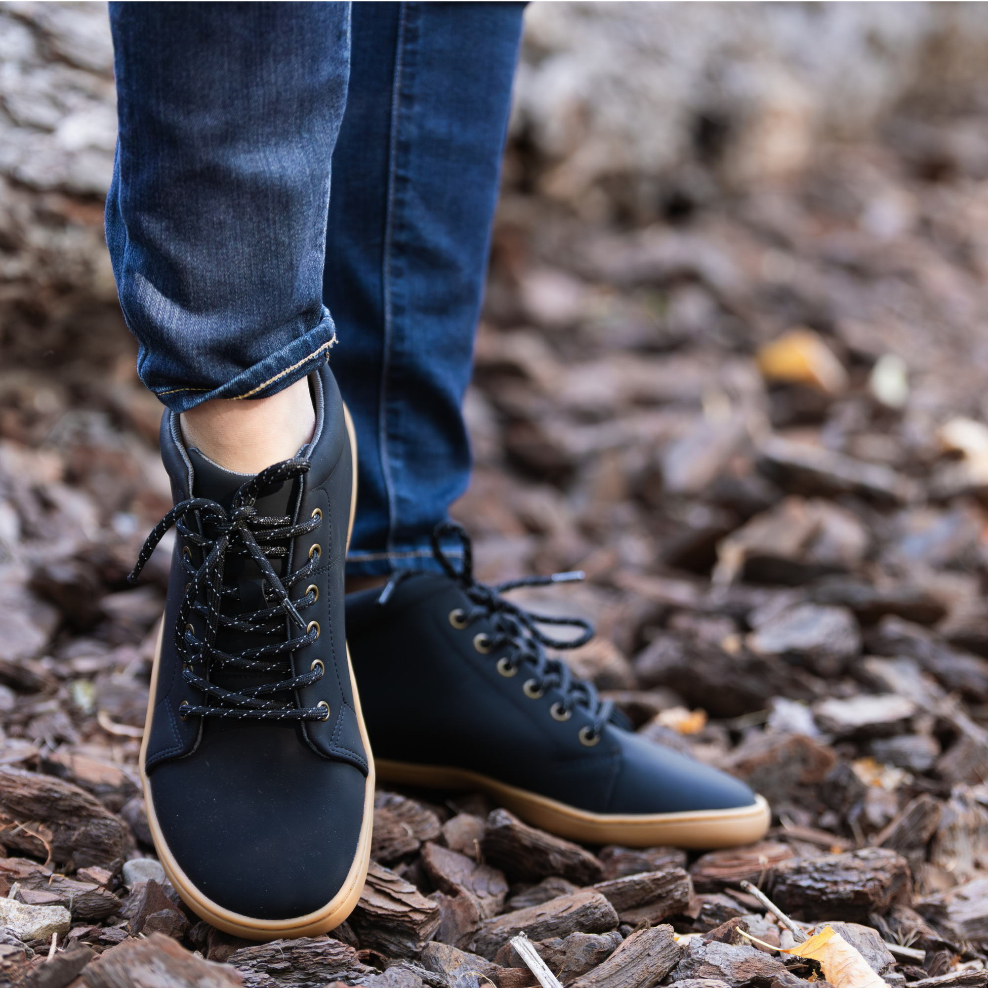 Zapatilla barefoot ergonomica negro/khaki modelo Wave para adultos en uso 4