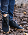 Zapatilla barefoot ergonomica negro/khaki modelo Wave para adultos en uso 4
