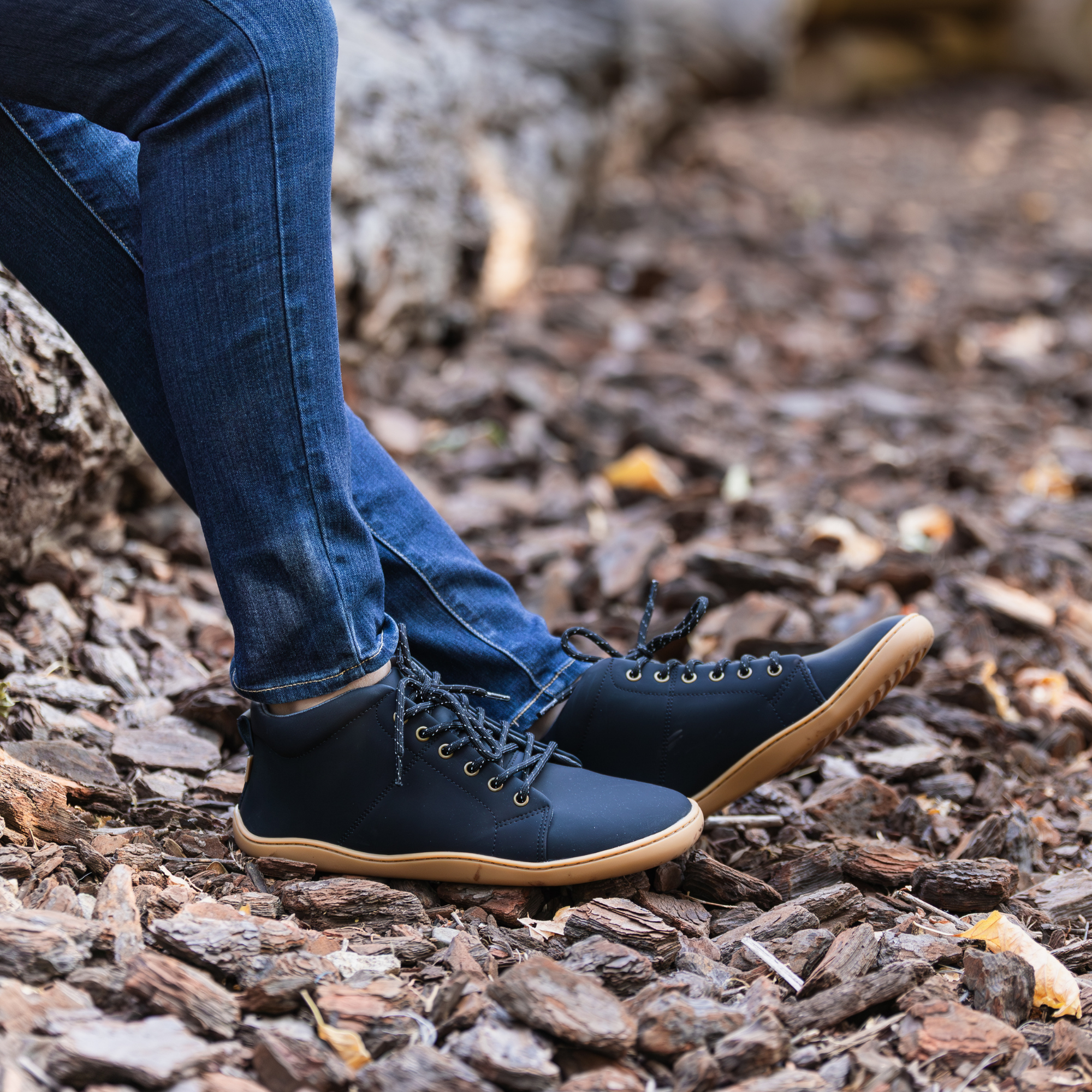 Zapatilla barefoot ergonomica negro/khaki modelo Wave para adultos en uso 3