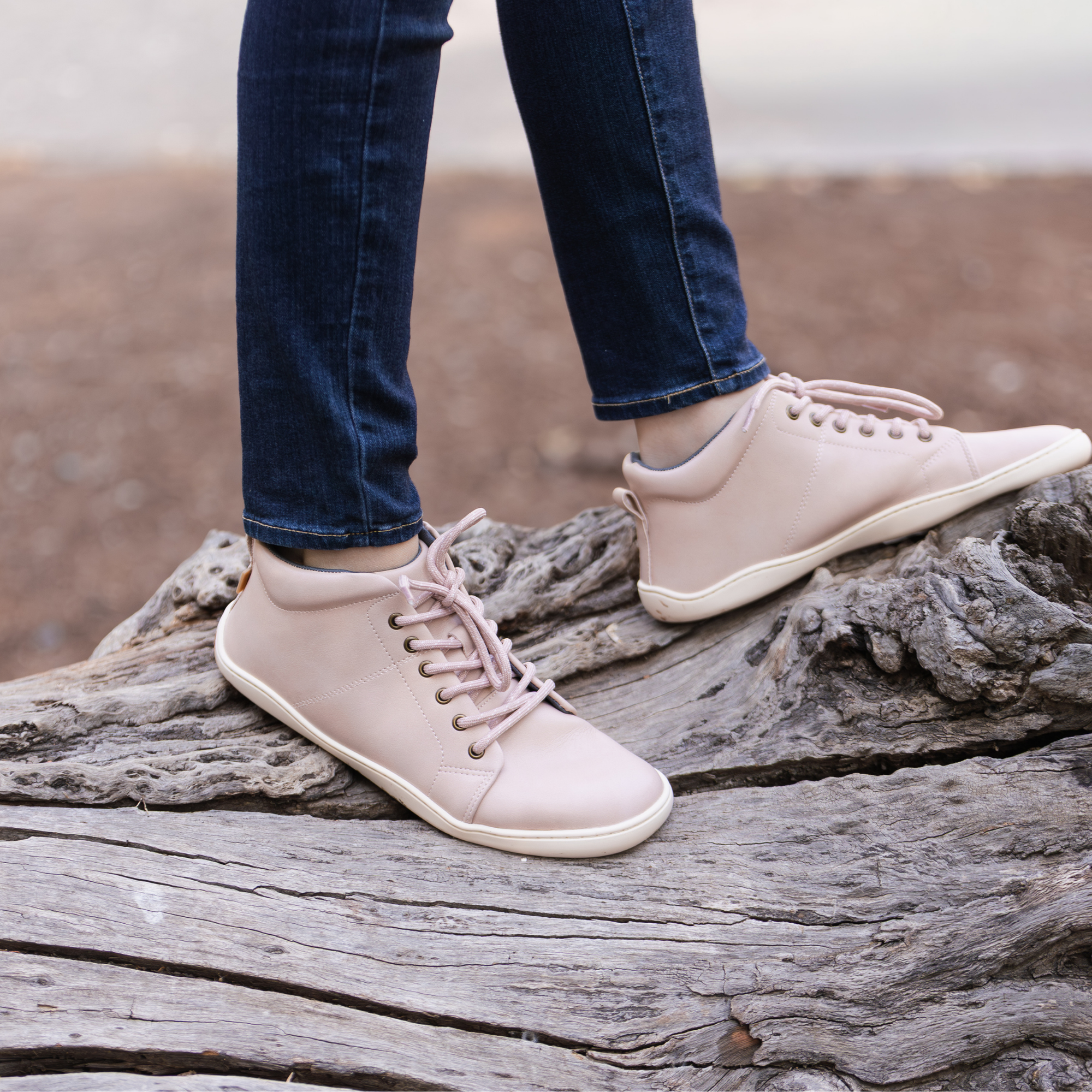Zapatilla barefoot ergonomica nude modelo Wave para adultos en uso 3