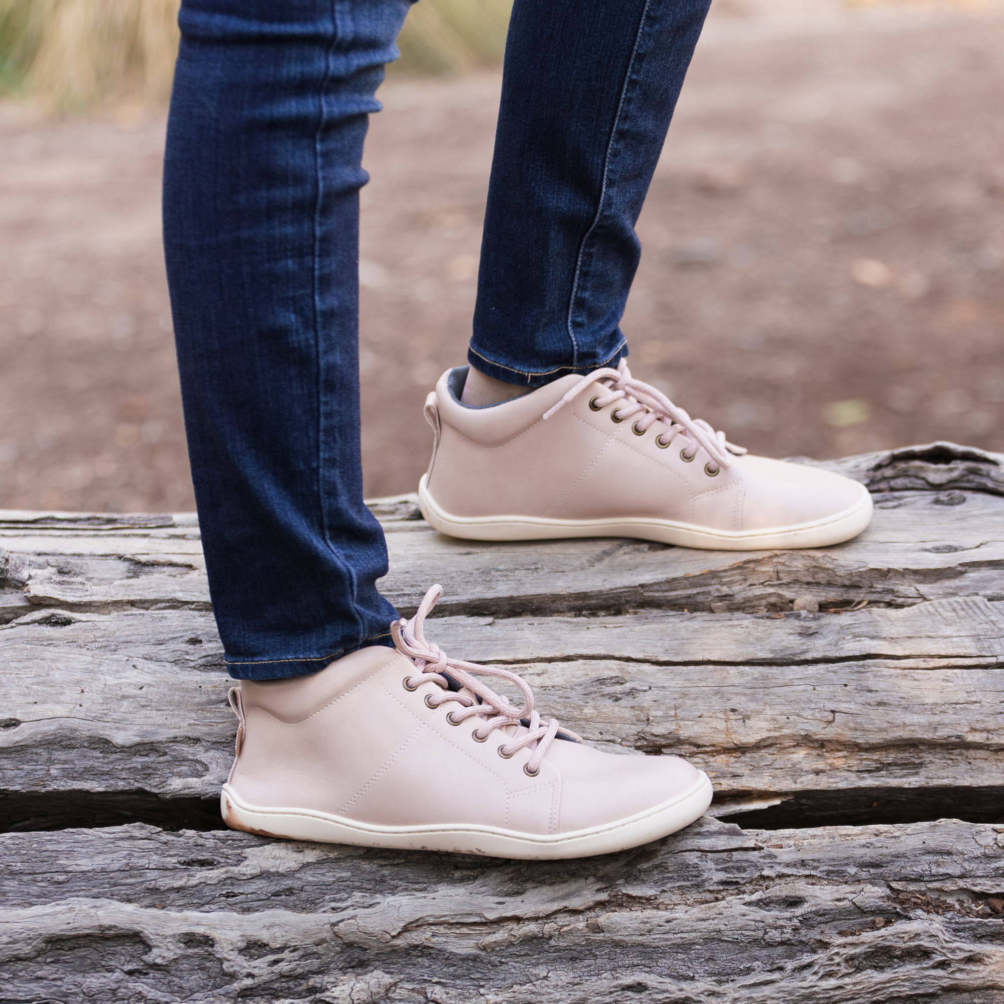 Zapatilla barefoot ergonomica nude modelo Wave para adultos en uso