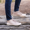 Zapatilla barefoot ergonomica nude modelo Wave para adultos en uso