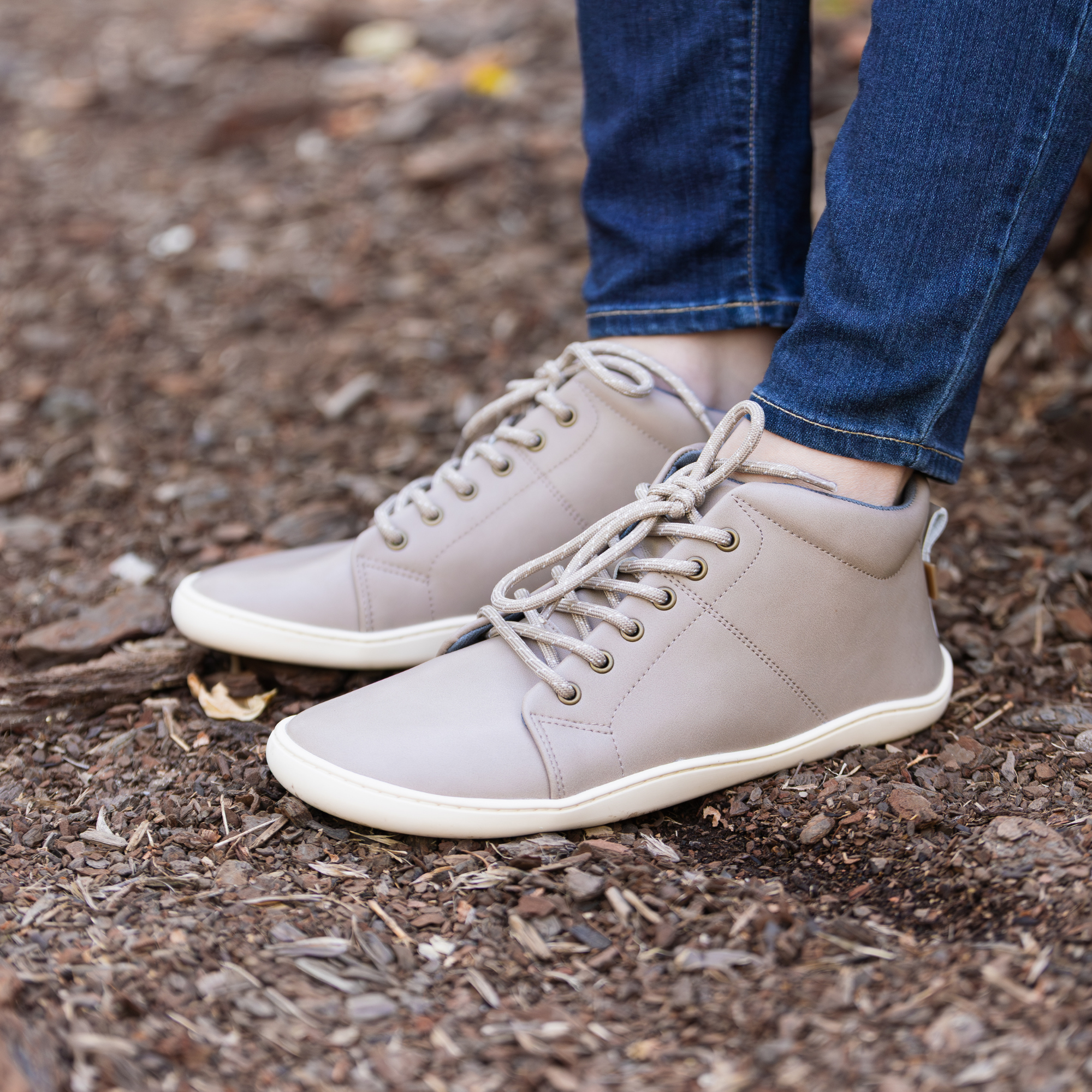 Zapatilla barefoot ergonomica taupe modelo Wave para adultos en uso 2