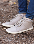 Zapatilla barefoot ergonomica taupe modelo Wave para adultos en uso 2