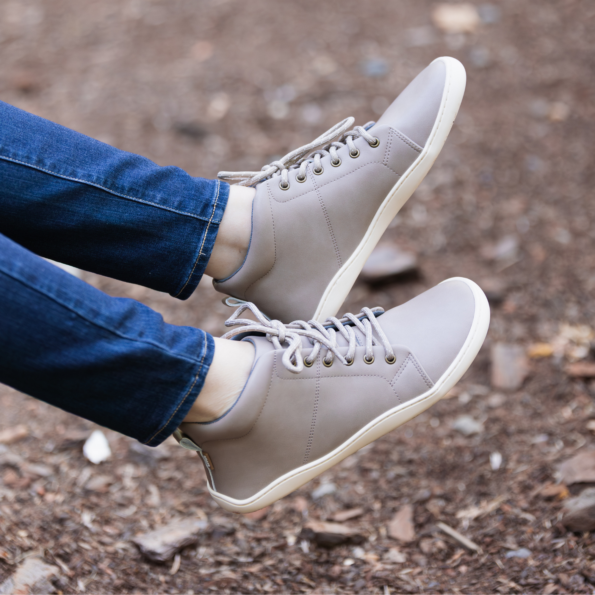 Zapatilla barefoot ergonomica taupe modelo Wave para adultos en uso