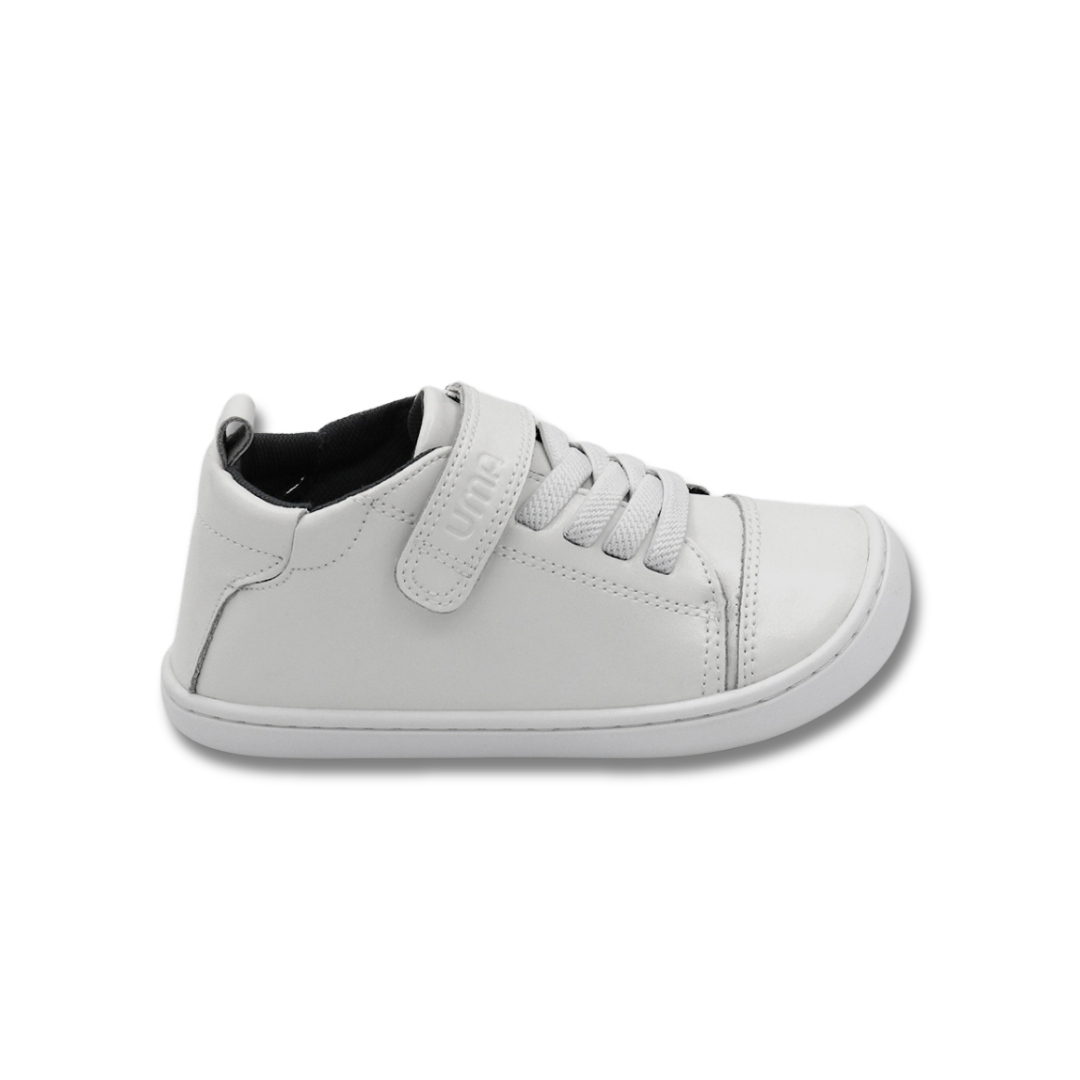 Zapatilla escolar barefoot blanca modelo Cloud con elásticos para toddler vista lateral
