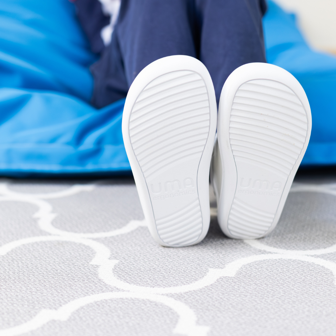 Zapatilla escolar barefoot blanca modelo Cloud con elásticos para kids vista suela
