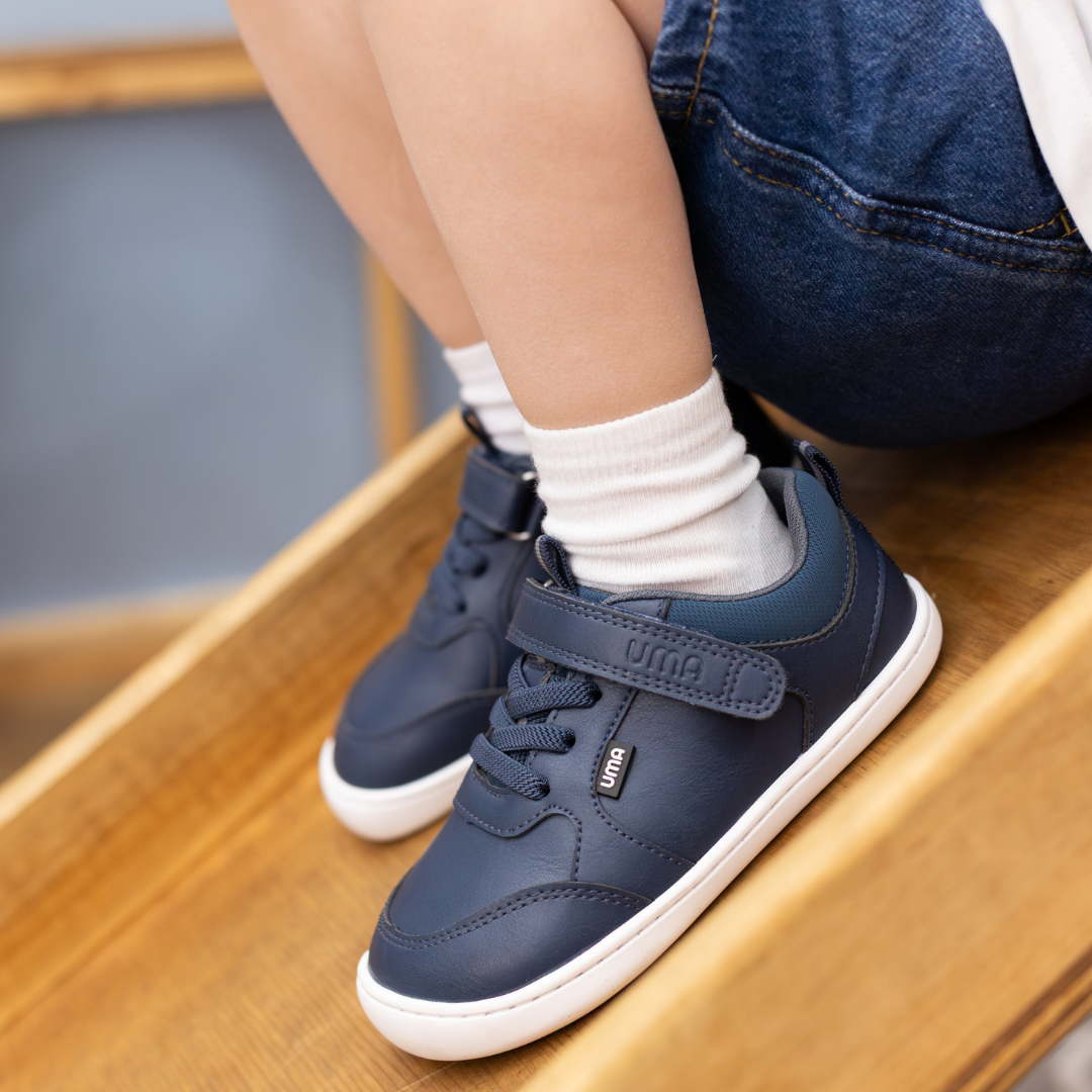 Zapatilla escolar barefoot azul marino modelo Dash con doble velcro para toddler en uso calzando
