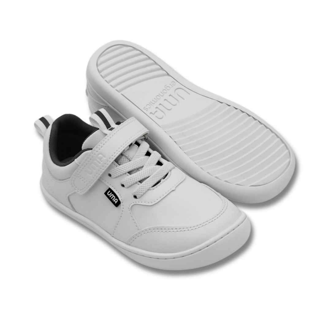 Zapatilla escolar barefoot blanca modelo Dash con doble velcro para kids vista par con suela
