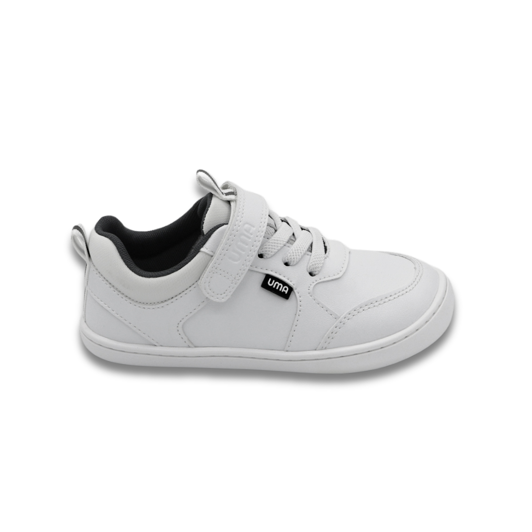 Zapatilla escolar barefoot blanca modelo Dash con doble velcro para kids vista lateral
