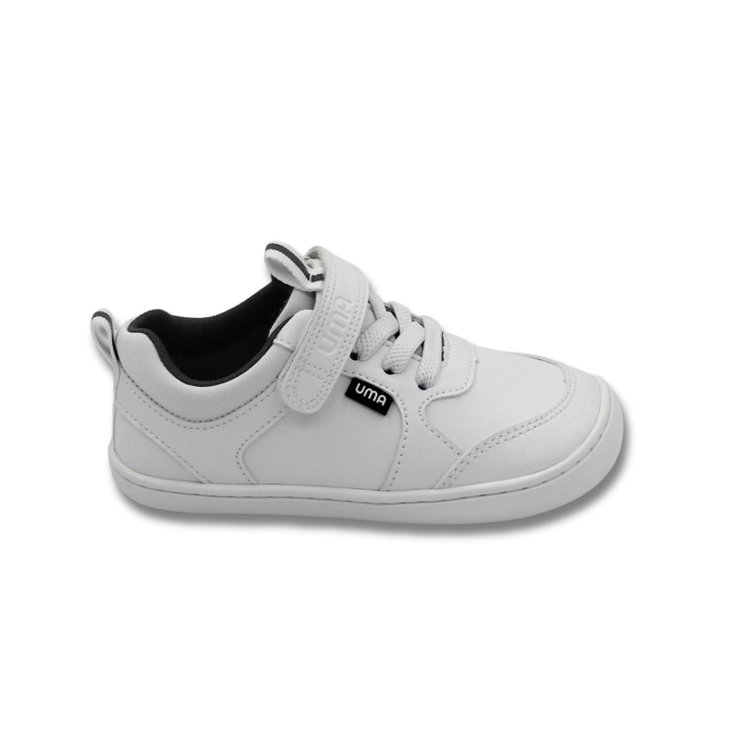 Zapatilla escolar barefoot blanca modelo Dash con doble velcro para toddler vista lateral
