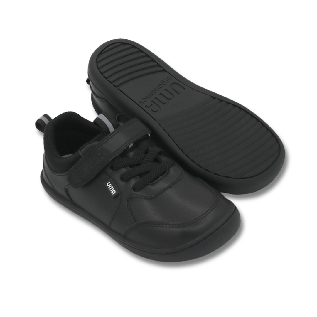Zapatilla escolar barefoot negra modelo Dash con doble velcro para kids vista par con suela
