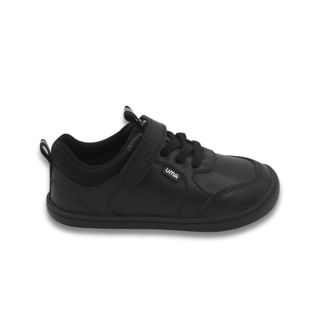 Zapatilla escolar barefoot negra modelo Dash con doble velcro para kids vista lateral
