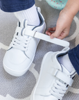 Zapatilla escolar barefoot blanca modelo Dune con velcro para kids en uso detalle ajuste velcro

