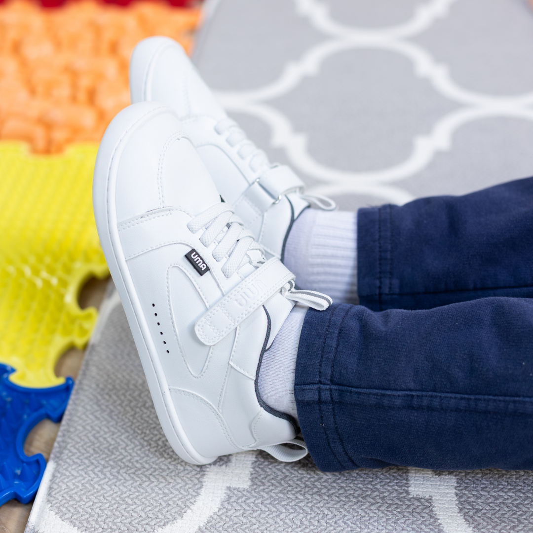 Zapatilla escolar barefoot blanca modelo Dune con velcro para kids en uso vista lateral
