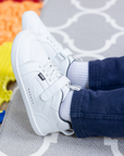 Zapatilla escolar barefoot blanca modelo Dune con velcro para kids en uso vista lateral
