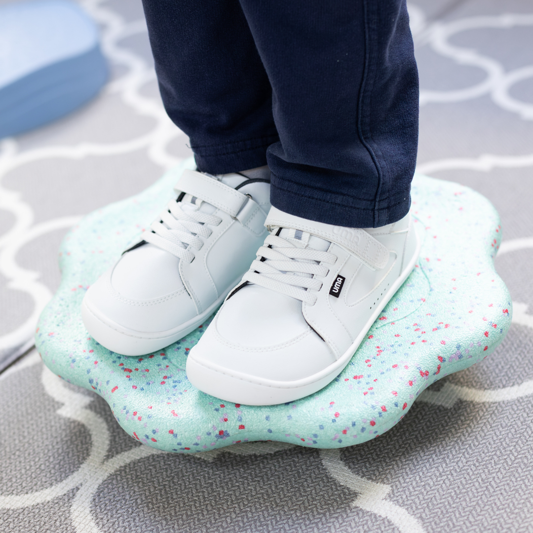 Zapatilla escolar barefoot blanca modelo Dune con velcro para kids en uso vista semi frontal sensorial
