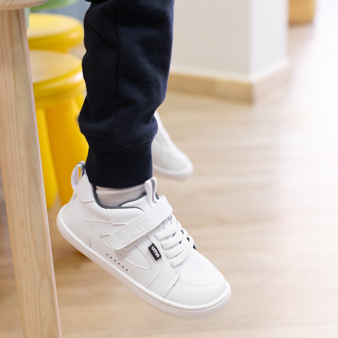 Zapatilla escolar barefoot blanca modelo Dune con velcro para kids en uso vista lateral 
