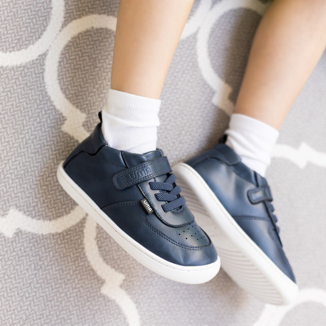 Zapatilla escolar barefoot azul marino modelo Retro con velcro para toddler en uso vista superior lateral
