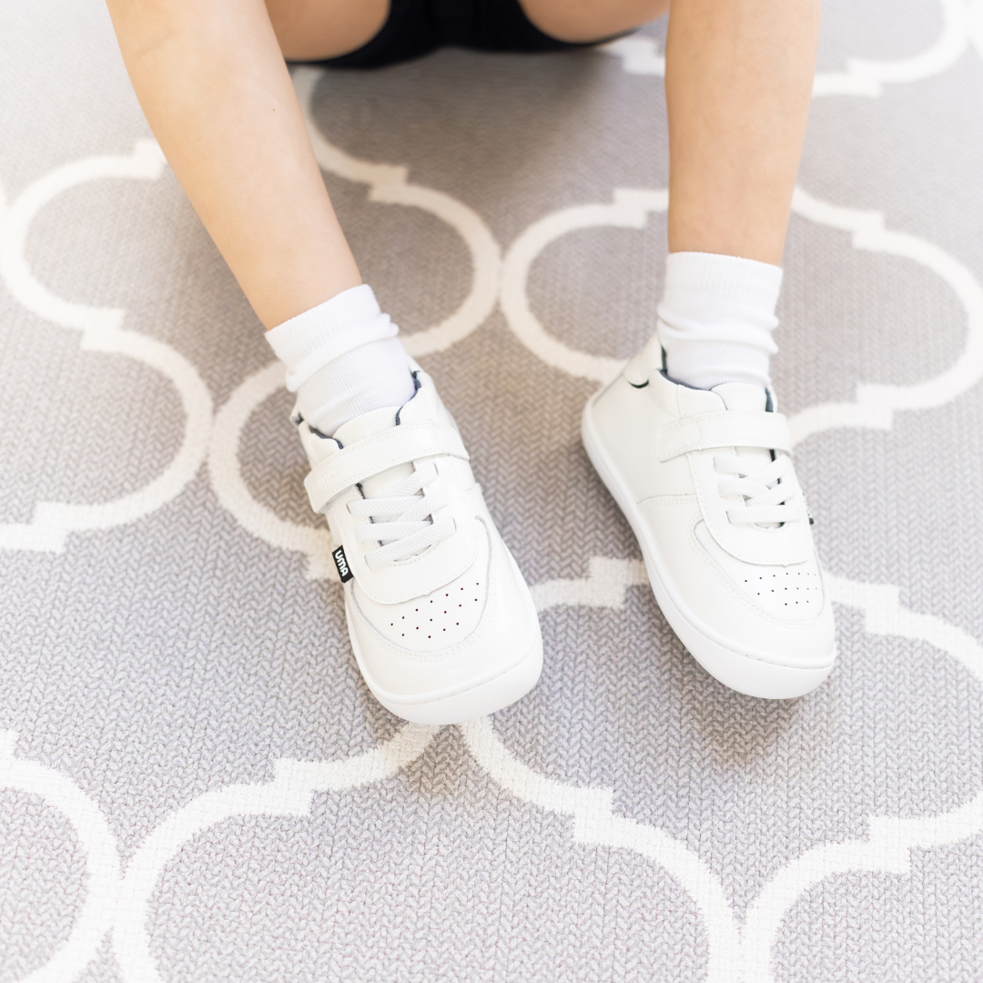Zapatilla escolar barefoot blanca modelo Retro con velcro para toddler en uso vista frontal superior
