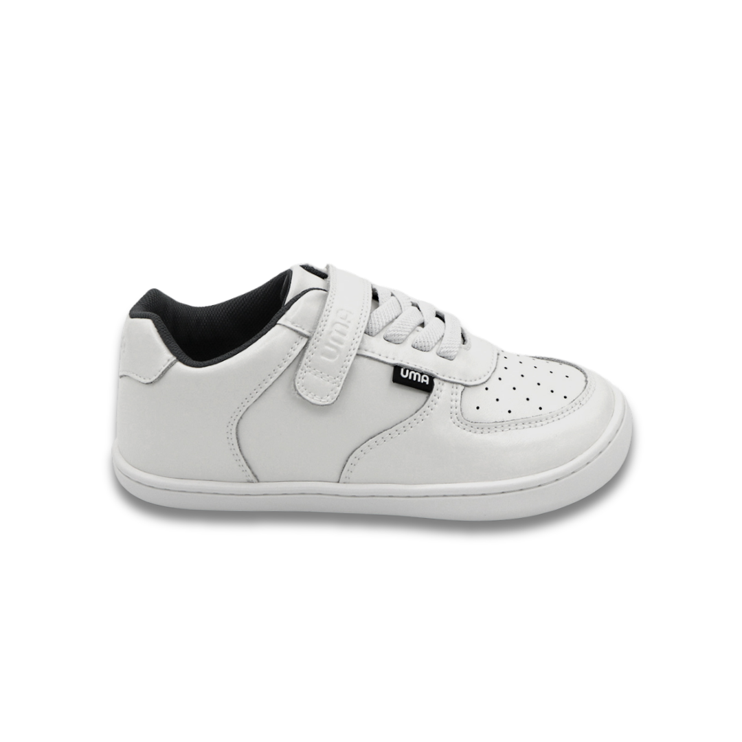 Zapatilla escolar barefoot blanca modelo Retro con velcro para kids vista lateral
