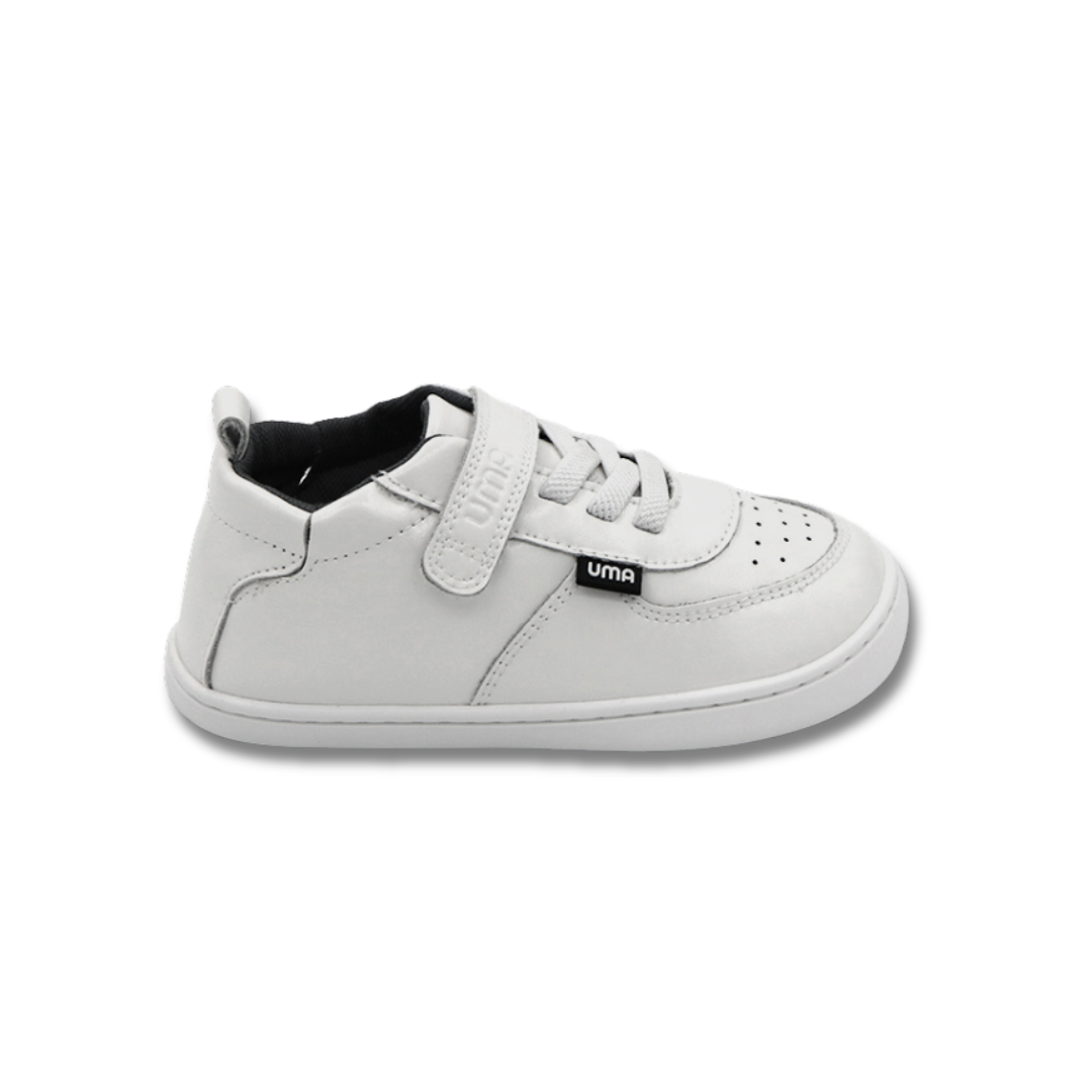 Zapatilla escolar barefoot blanca modelo Retro con velcro para toddler vista lateral
