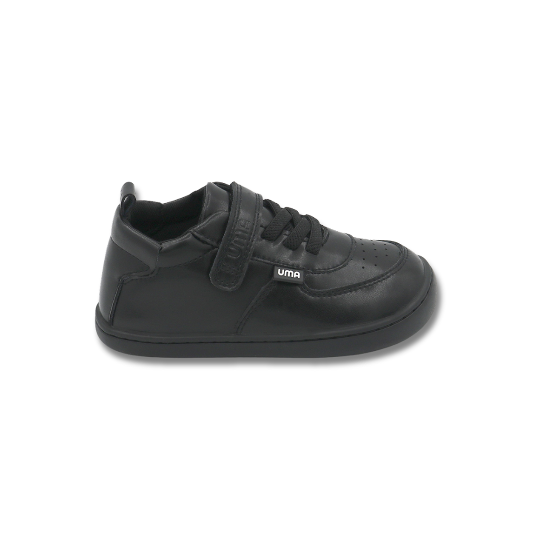 Zapatilla escolar barefoot negra modelo Retro con velcro para toddler vista lateral