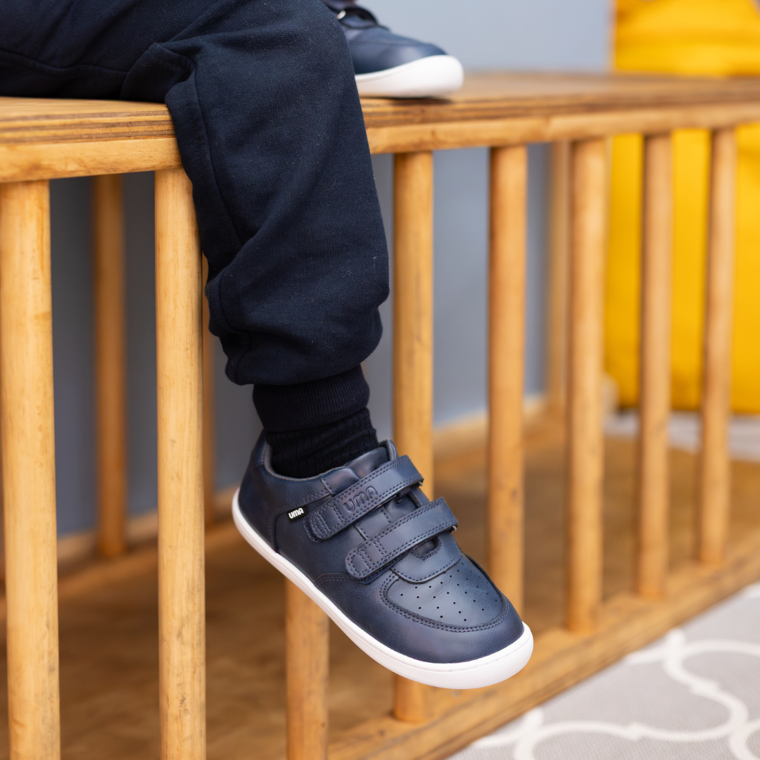 Zapatilla escolar barefoot azul marino modelo Vintage con doble velcro para kids en uso vista lateral pie
