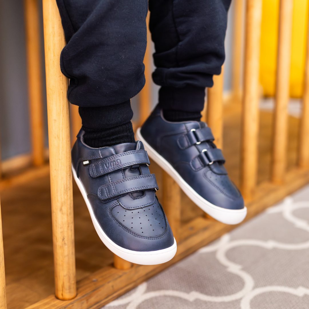 Zapatilla escolar barefoot azul marino modelo Vintage con doble velcro para kids en uso vista calzando
