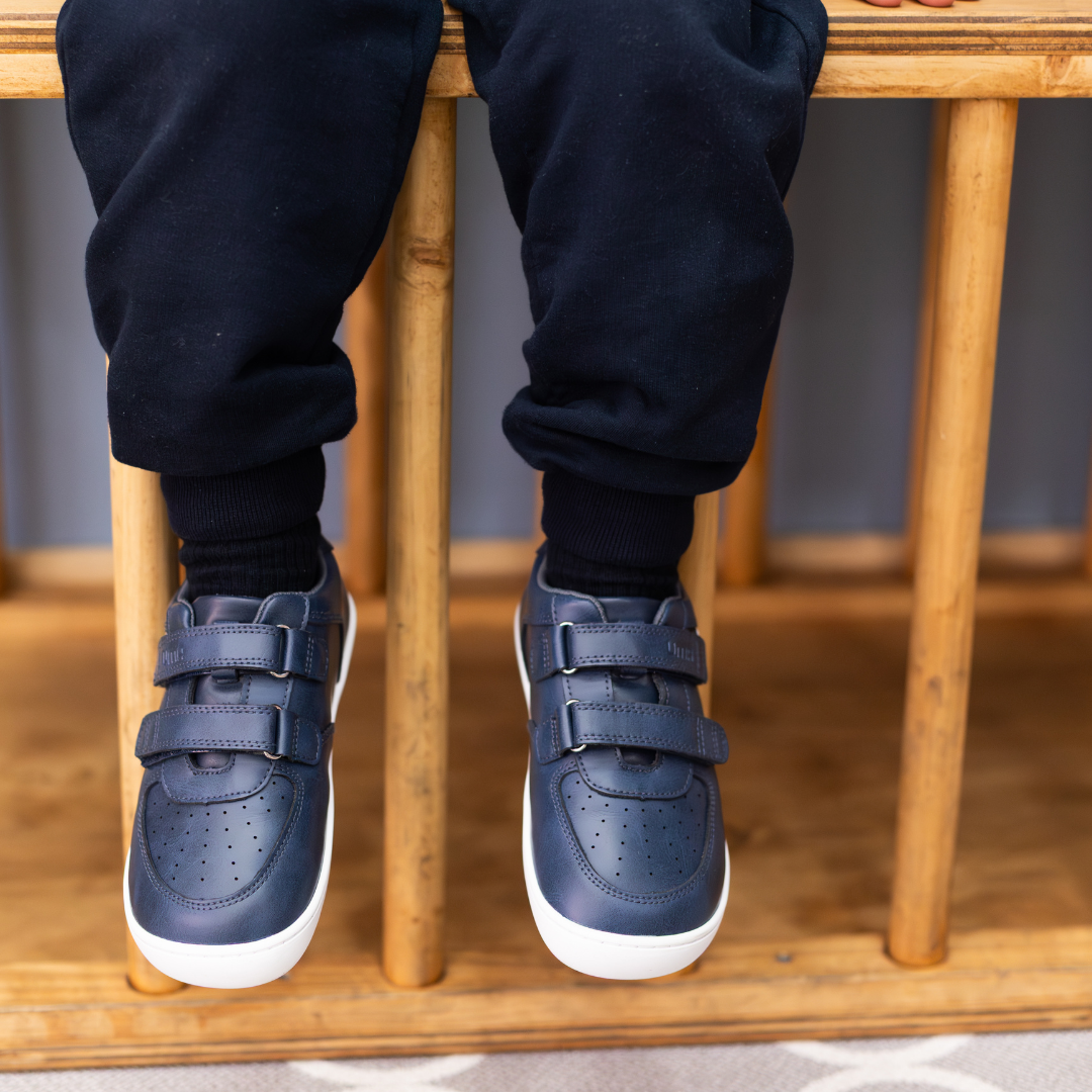 Zapatilla escolar barefoot azul marino modelo Vintage con doble velcro para kids en uso vista superior
