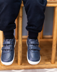 Zapatilla escolar barefoot azul marino modelo Vintage con doble velcro para kids en uso vista superior
