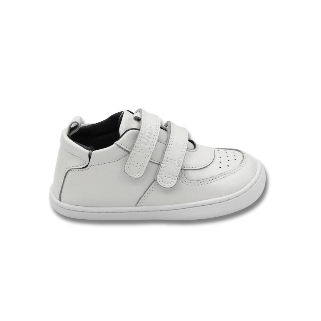Zapatilla escolar barefoot blanca modelo Vintage con doble velcro para toddler vista lateral