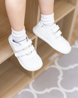 Zapatilla escolar barefoot blanca modelo Vintage con doble velcro para toddler en uso vista superior frontal
