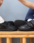 Zapatilla escolar barefoot negra modelo Vintage con doble velcro para kids en uso calzando
