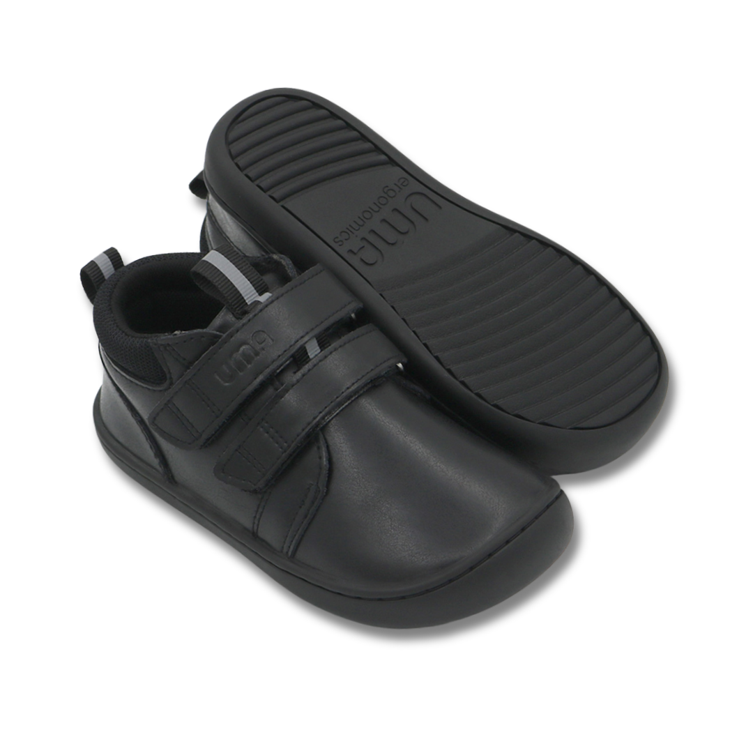 Zapatilla escolar barefoot negra modelo Rain media caña para kids vista suela
